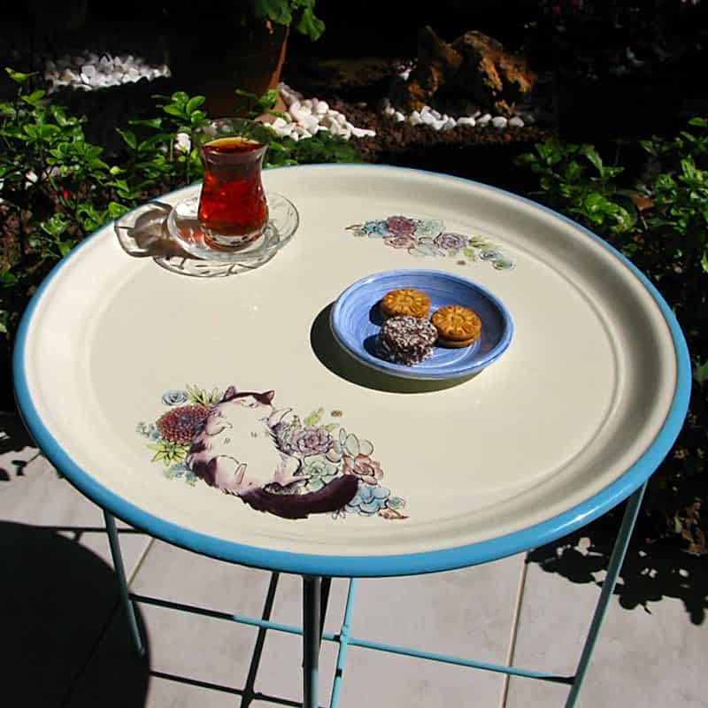 Emaye Sehpa Uykucu Kedi