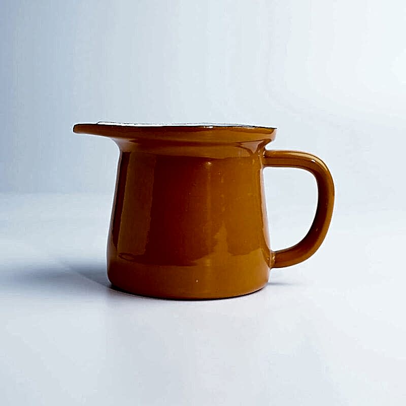 Beyaz fon üzerinde altın sarısı renkte, kulplu ve ağızlı, retro tarzda emaye sosluk.