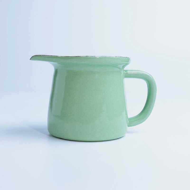 Retro tarzda nil yeşili emaye sosluk, vintage mutfak dekorasyonu için ideal.