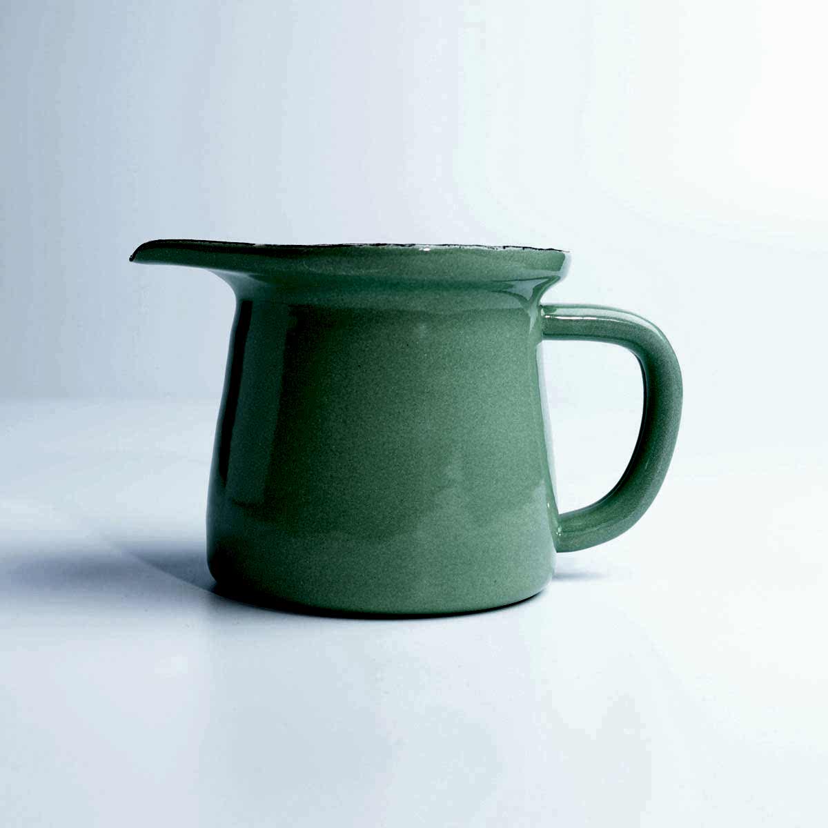 Retro tarzda nil yeşili emaye sosluk, vintage mutfak dekorasyonu için ideal.