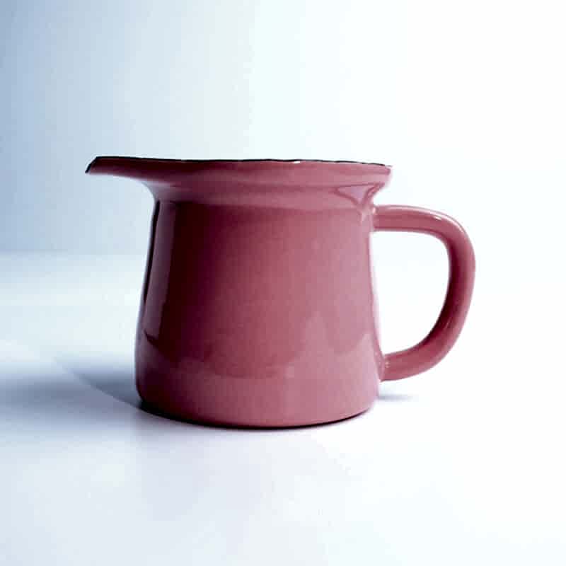 Beyaz zemin üzerinde, kulplu ve ağızlı, parlak pembe renkte emaye sosluk.