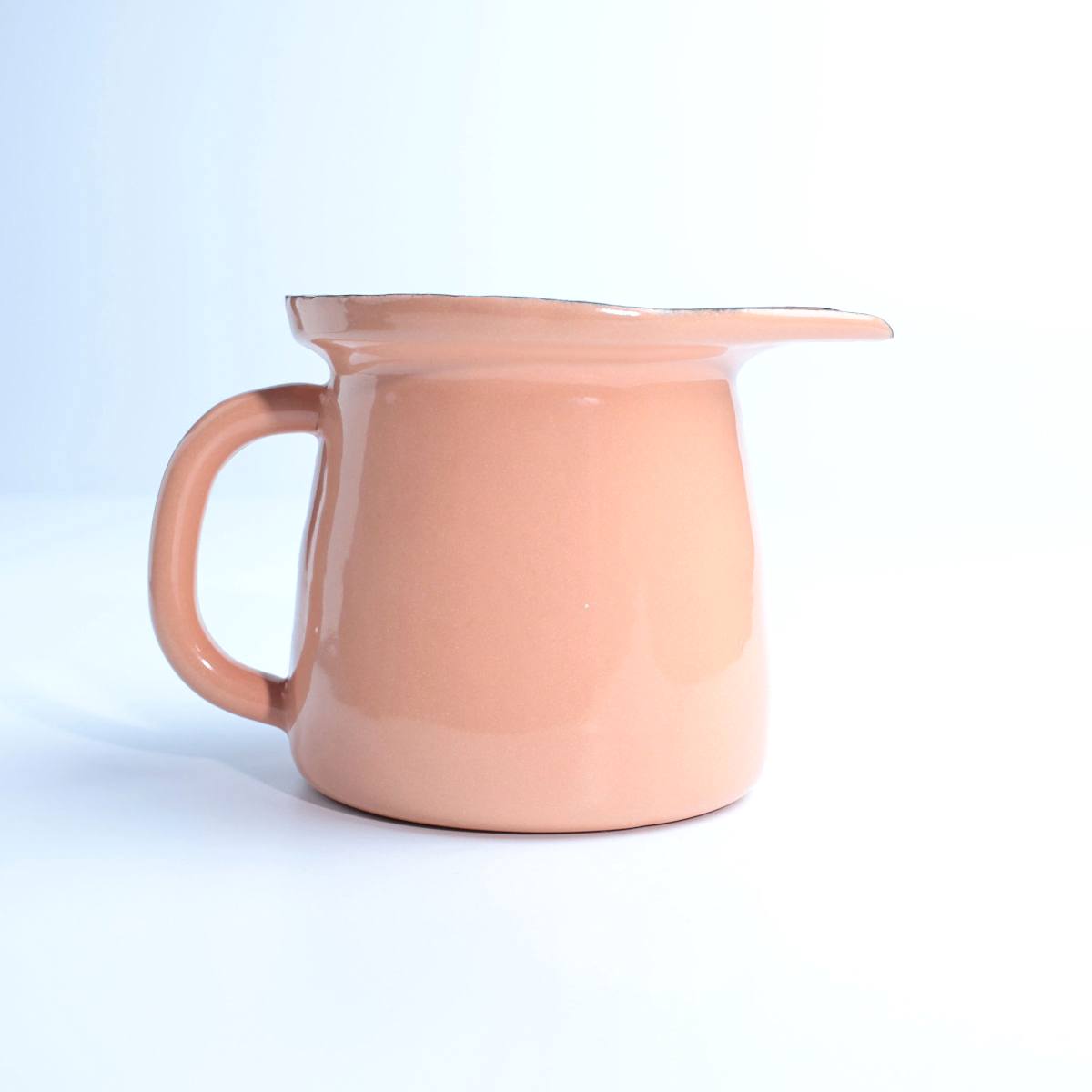 Beyaz zemin üzerinde duran, kulplu ve ağızlı, parlak yavruağzı renkte emaye sosluk.